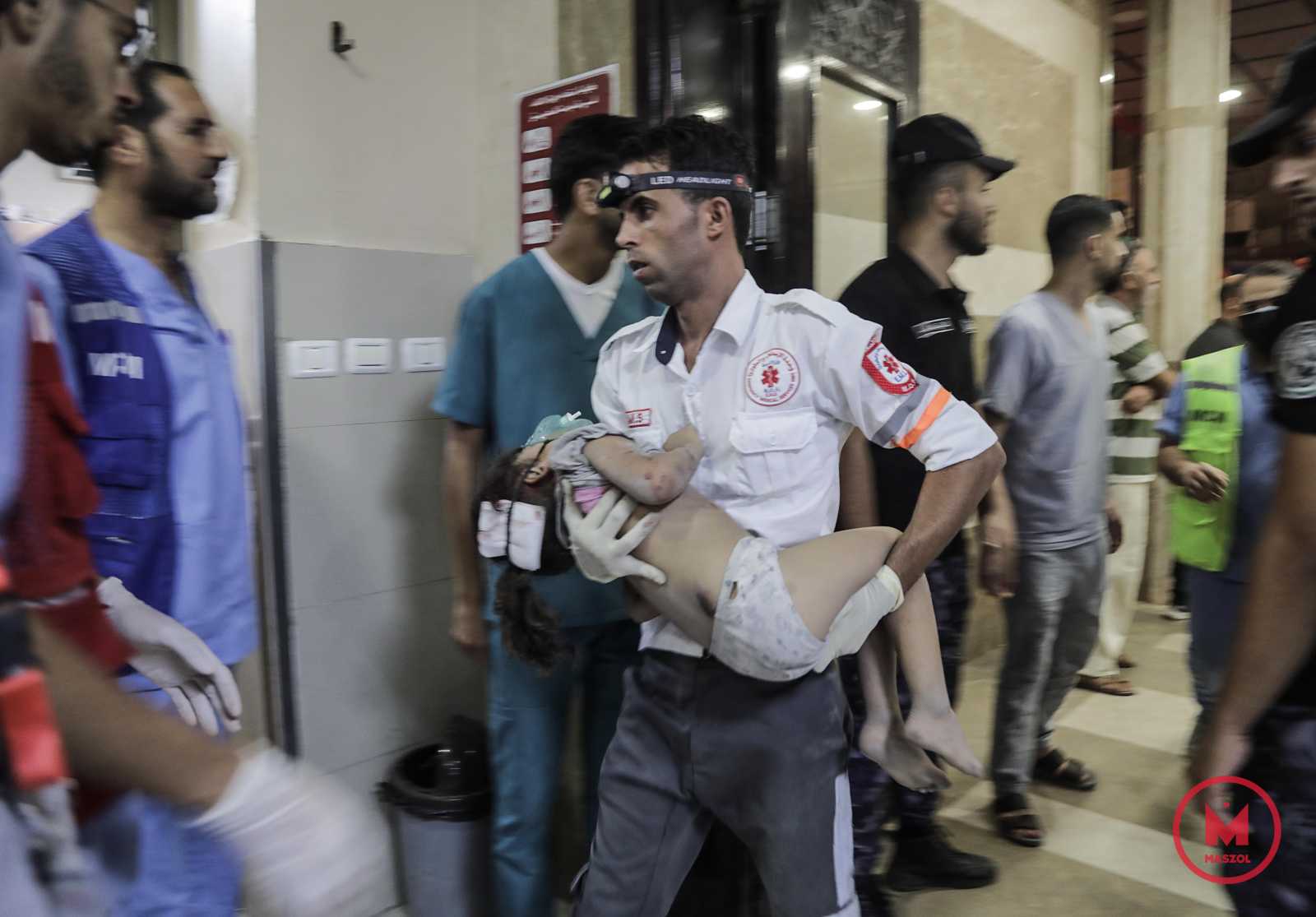 A sérültek között sok a gyermek. A rakétabecsapódás után hatalmas káosz alakult ki a kórházban, az életben maradottak mentették a sebesülteket.
