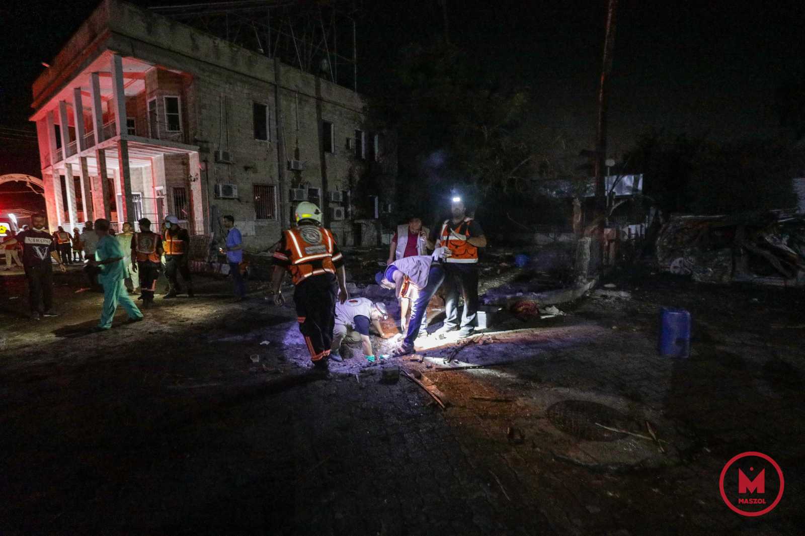 A gázai hatóságok szerint a légicsapást Izrael követte el. A baptista Al-Ahli kórház azok között volt, amiket Izrael korábban felszólított a kiürítésre.
