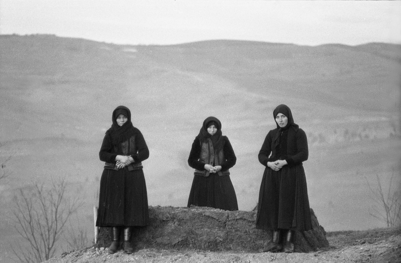 A sírhantnál, 1973 | Fotó: Korniss Péter