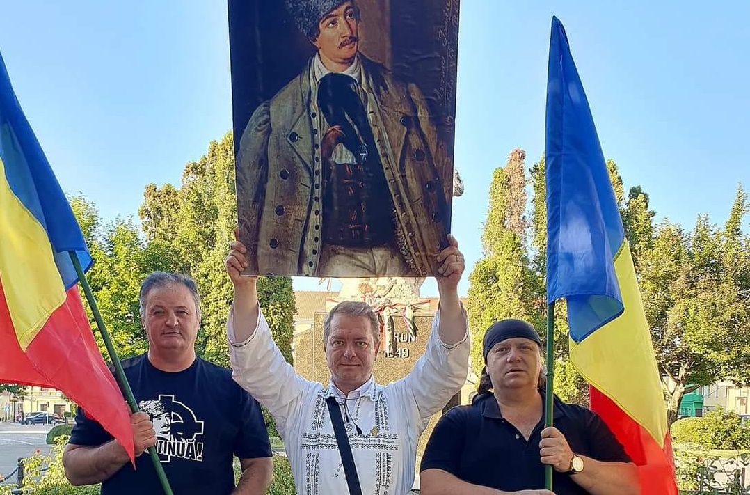 Kitakarták Gábor Áron szobrát az Avram Iancu festménnyel | Fotó: Mihai Tîrnoveanu/Facebook