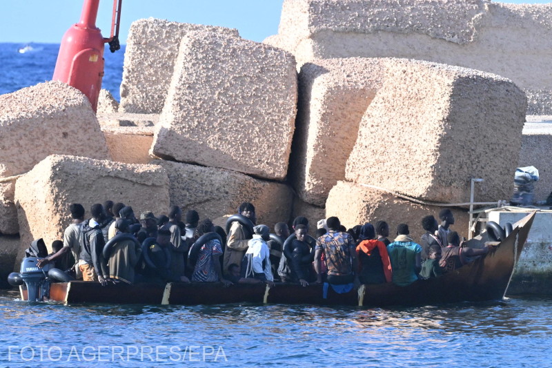 Migránsok kötnek ki Lampedusán | Fotó: Agerpres/EPA