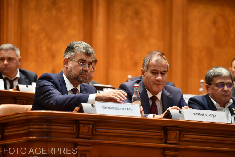 Marcel Ciolacu kedden a parlament együttes ülésén olvasta fel a felelősségvállalással elfogadott és deficitcsökkentő intézkedéscsomagnak elnevezett új adócsomagot | Fotó: Agerpres