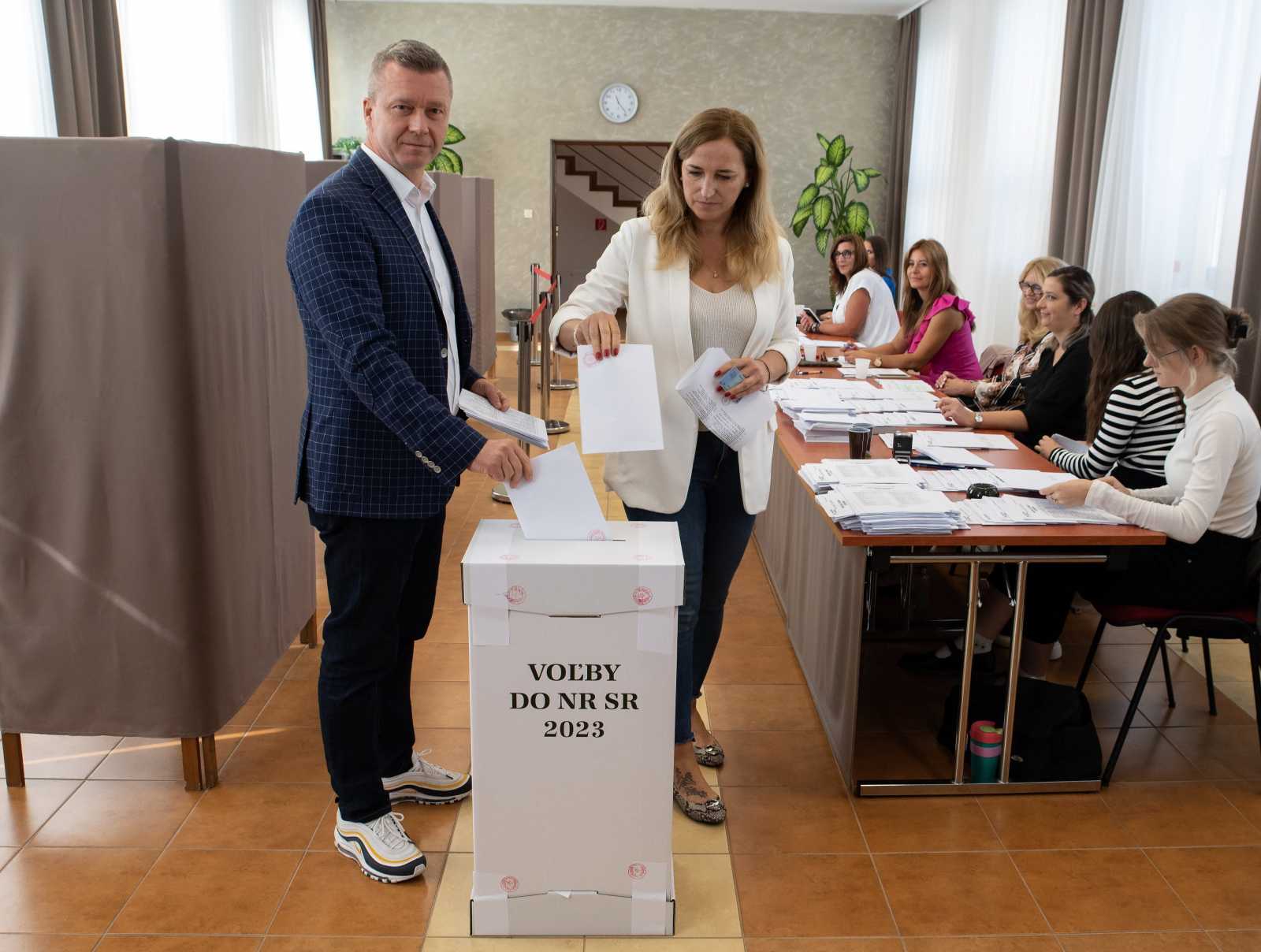 Forró Krisztián, a felvidéki magyar párt, a Szövetség elnöke és felesége, Fodor Szilvia leadja szavazatát az előrehozott szlovákiai parlamenti választáson | Fotó MTI
