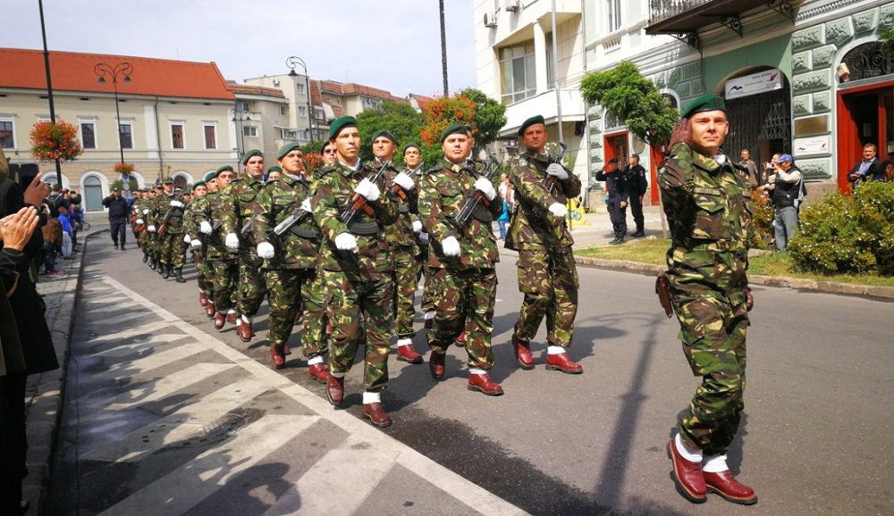 Katonai felvonulás Sepsiszentgyörgyön | Archív fotó: We Radio 