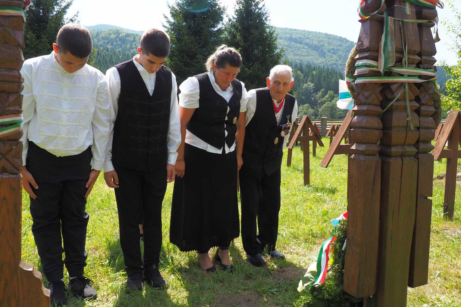 Misi bácsi a legutóbbi augusztus 26-ai megemlélezésen unokájával és dédunokáival | Fotók: Borsi Balázs
