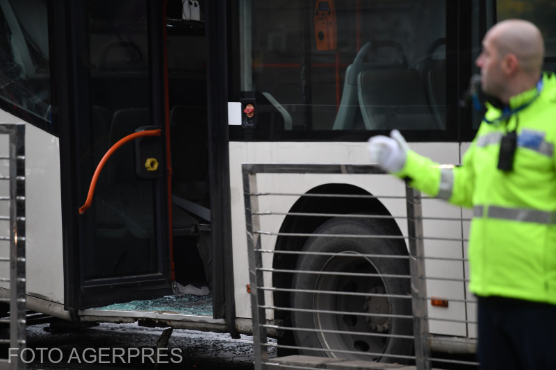 Hátulról hajtott bele a villamos a buszba. | Fotó: Agerpres