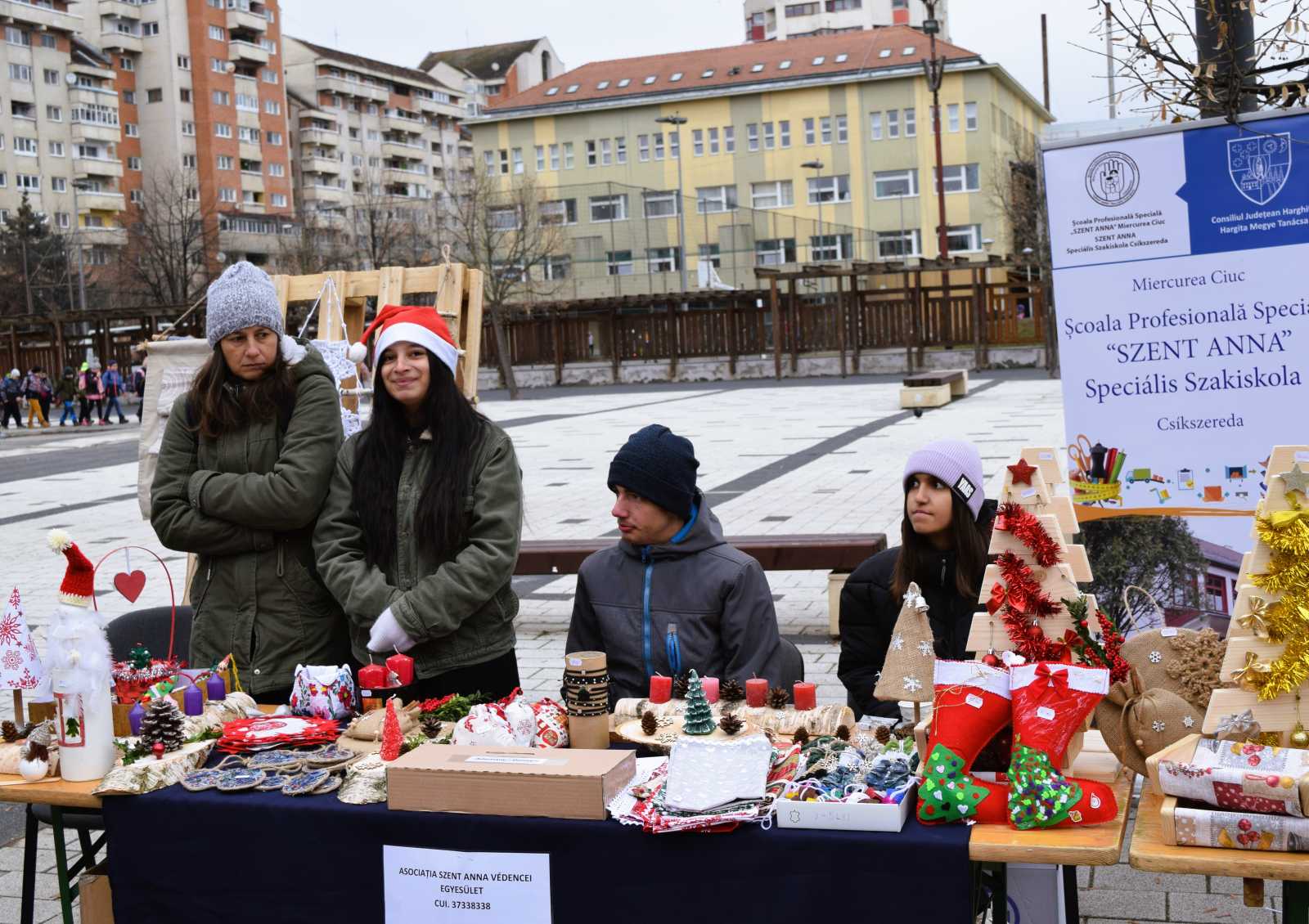 A standokon kézműves termékek sorakoztak