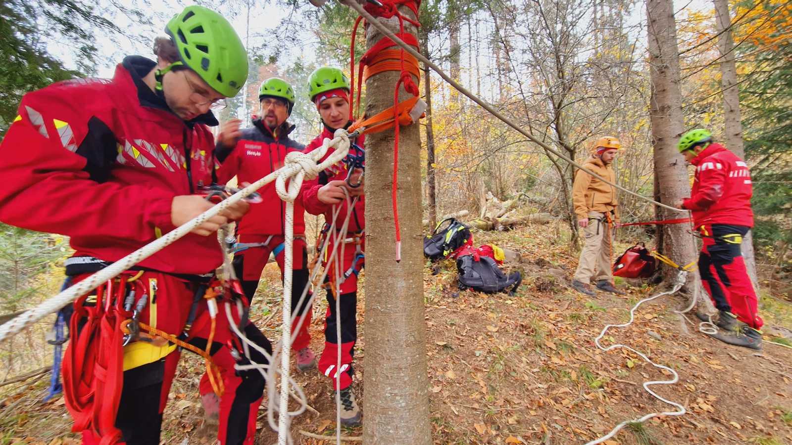 Ingyenes tanfolyam - hegyimentő iskolát végeznek az önkéntesek |Fotó: Salvamont Salvaspeo Maros