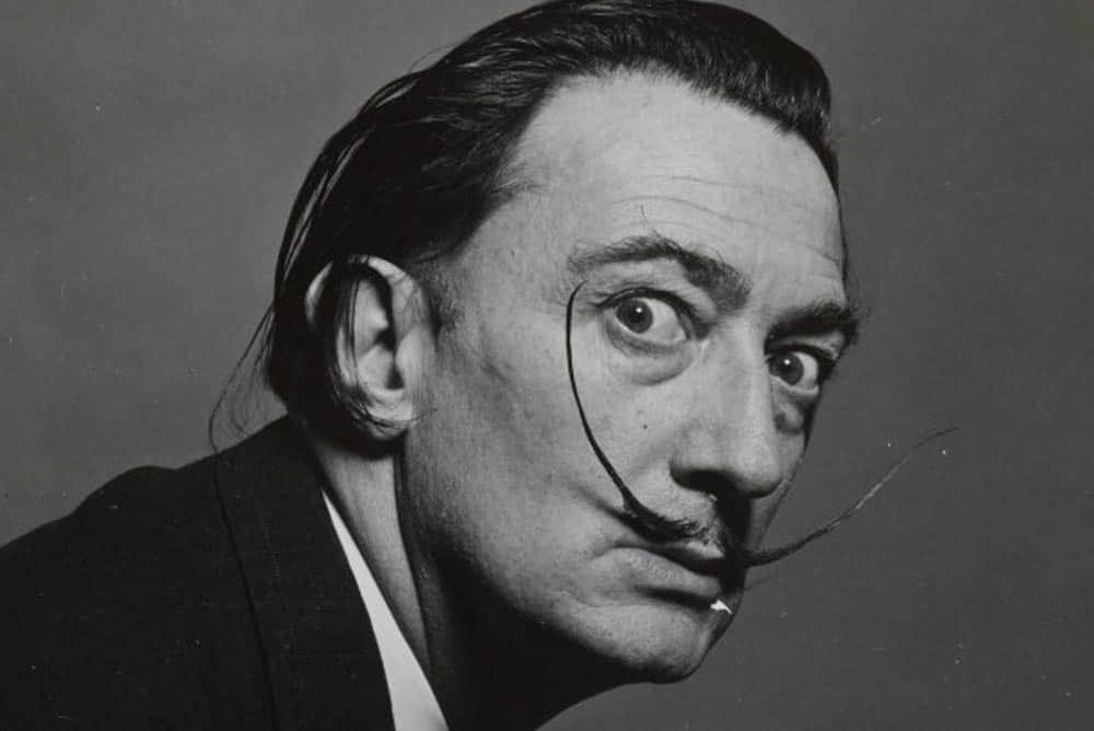 Salvador Domingo Felipe Jacinto Dalí i Domènech katalán–spanyol festőművész. A modern művészet sajátos személyisége volt. A szürrealista alkotásmód magas esztétikai szintre emelésével egyszerre nyitott és tetőzött be egy korszakot./ Fotó: Wikipédia