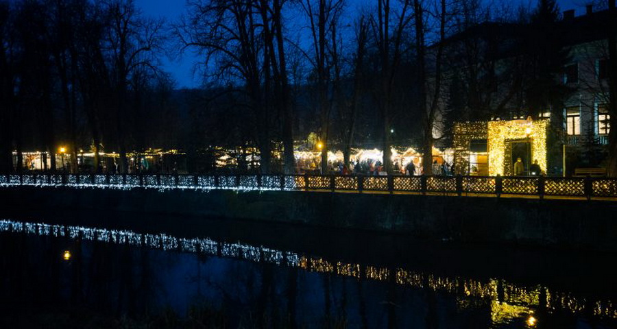 A díszvilágítás már sejtet valamit a hangulatból | Fotó: udvarhely.ro