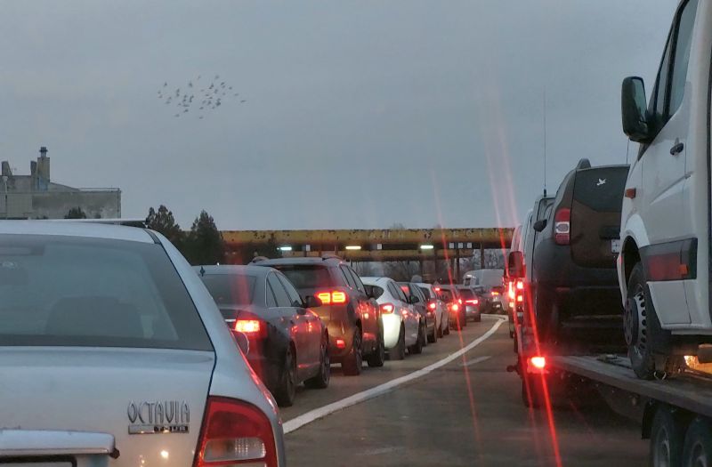 A sofőrök után maradó szemét napi gondot jelentett| Illusztráció: Borsi Balázs