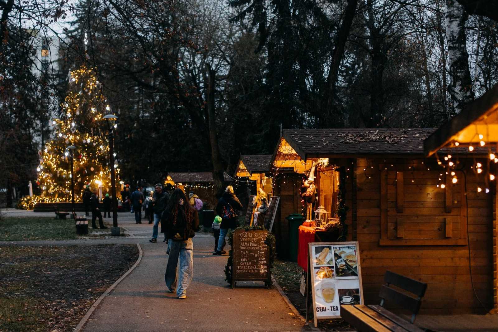 Csíkszeredában a kézműves karácsonyi vásáron harminc standdal várja az érdeklődőket és azokat, akik helyi portékákat szeretnének ajándékba, vagy akár emlékül magukkal vinni. A Központi parkban december 21-én és 22-én is karácsonyi dallamok csendülnek majd fel a város különböző pontjain a lakónegyedi és városközponti kántálások részeként. Az adventi vásár december 22-éig tart.