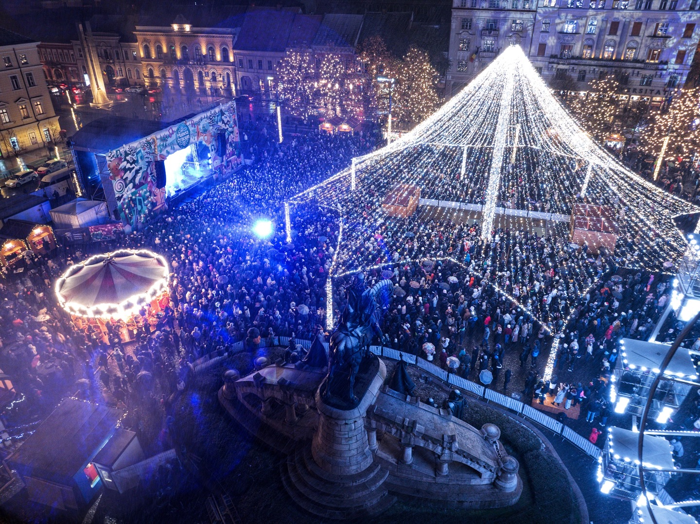 Kolozsváron már szinte egy hónapja már megnyílt a karácsonyi vásár. A szervezők idén is kitettek magukért, a főtéren csillogás, színek, varázslatos díszek és izgalmak várják a kincses városban élőket. Nagy kedvenc az óriáskerék, de természetesen a jégpálya és a körhinta sem maradhat el, emellett számos műhelymunka és interaktív foglalkozás is helyet kapott a programban. A vásár január elsején zárja be kapuit.