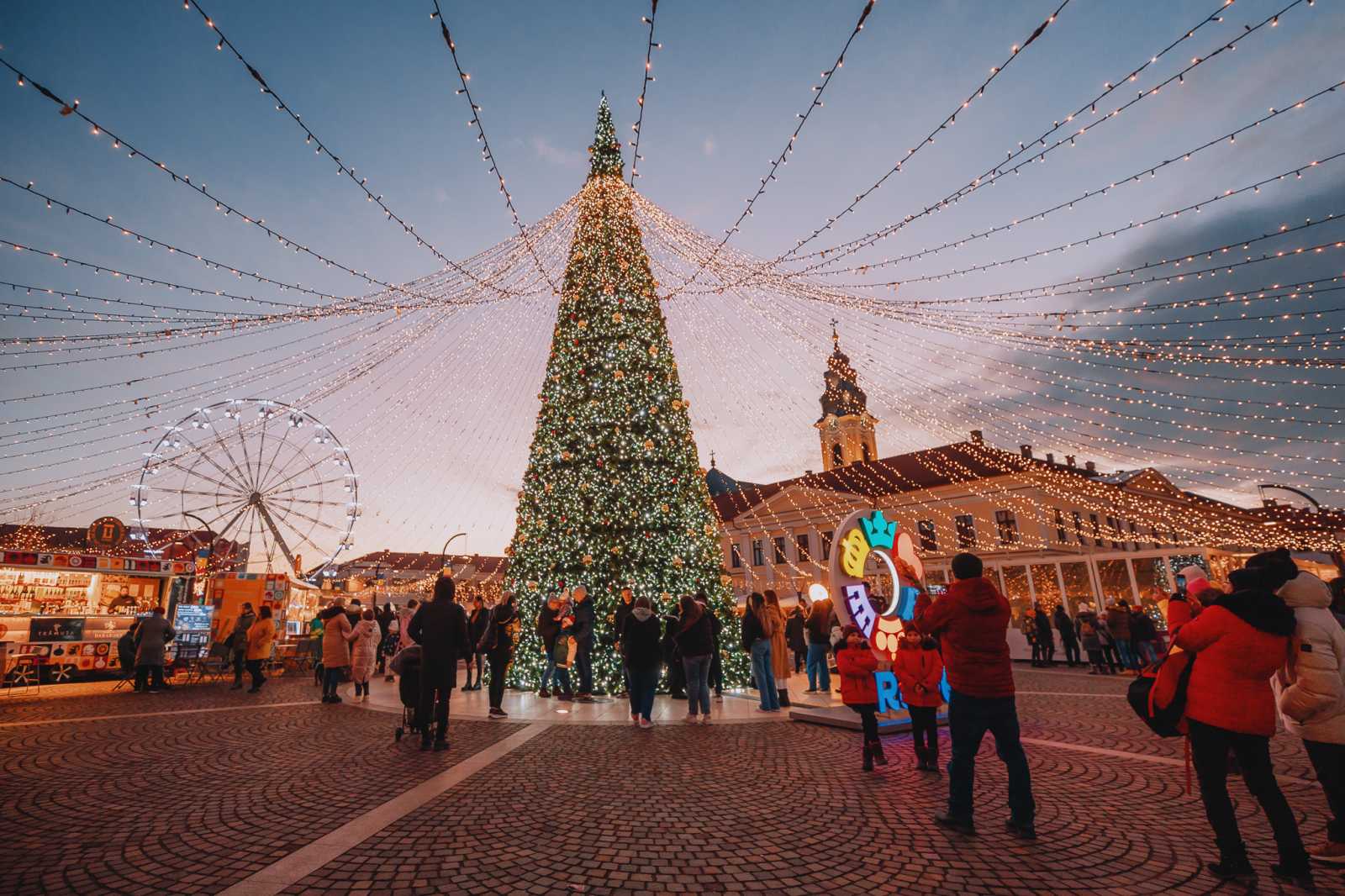 Nagyváradon is hatalmas karácsonyfa díszíti a főteret. Az ünnepi köntösbe öltözött városban december 26-áig tart nyitva a karácsonyi vásár. Innen sem maradhat el az óriáskerék, ahonnan gyönyörű kép nyílik a feldíszített városra. A gyerekek a Mikulással is találkozhattak, és koncertekkel, ünnepi műsorokkal kedveskednek az érdeklődőknek.