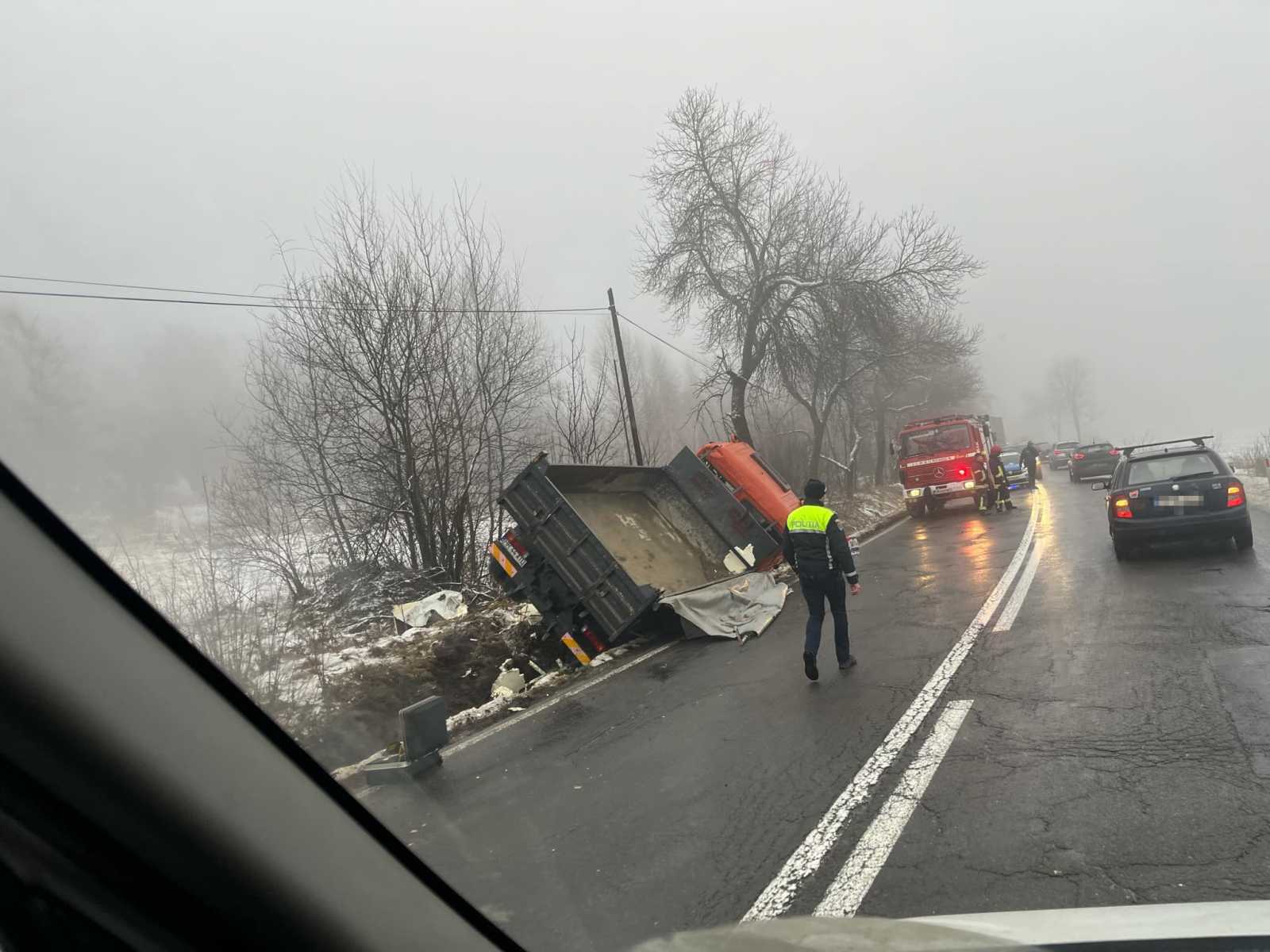 Az egyik teherautó az árokba borult | Olvasónk felvétele