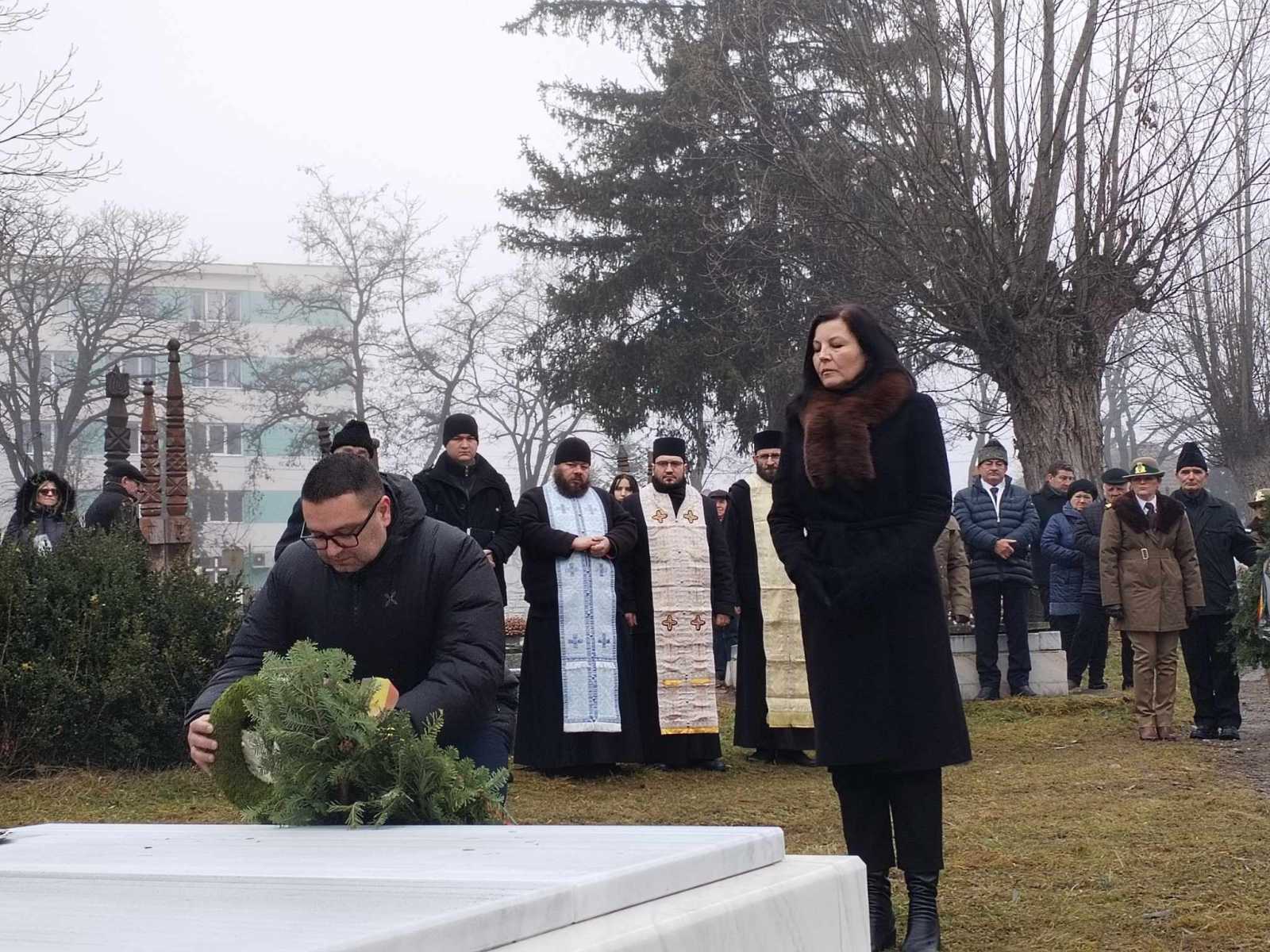 Sógor Enikő és Bors Béla alolgármesterek koszorúztak a városháza nevében