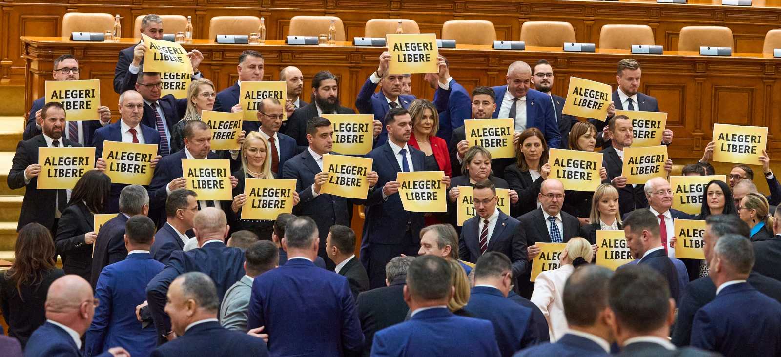 Az AUR képviselői már a parlament alakuló ülése alkalmával is tiltakoztak | Fotó: AUR/Facebook