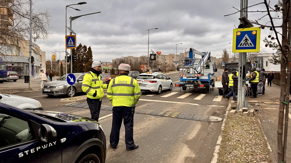 Sepsiszentgyörgyön elkezdődött az új villanyrendőrök telepítése | Fotó: Sepsiszentgyörgyi Helyi Rendőrség