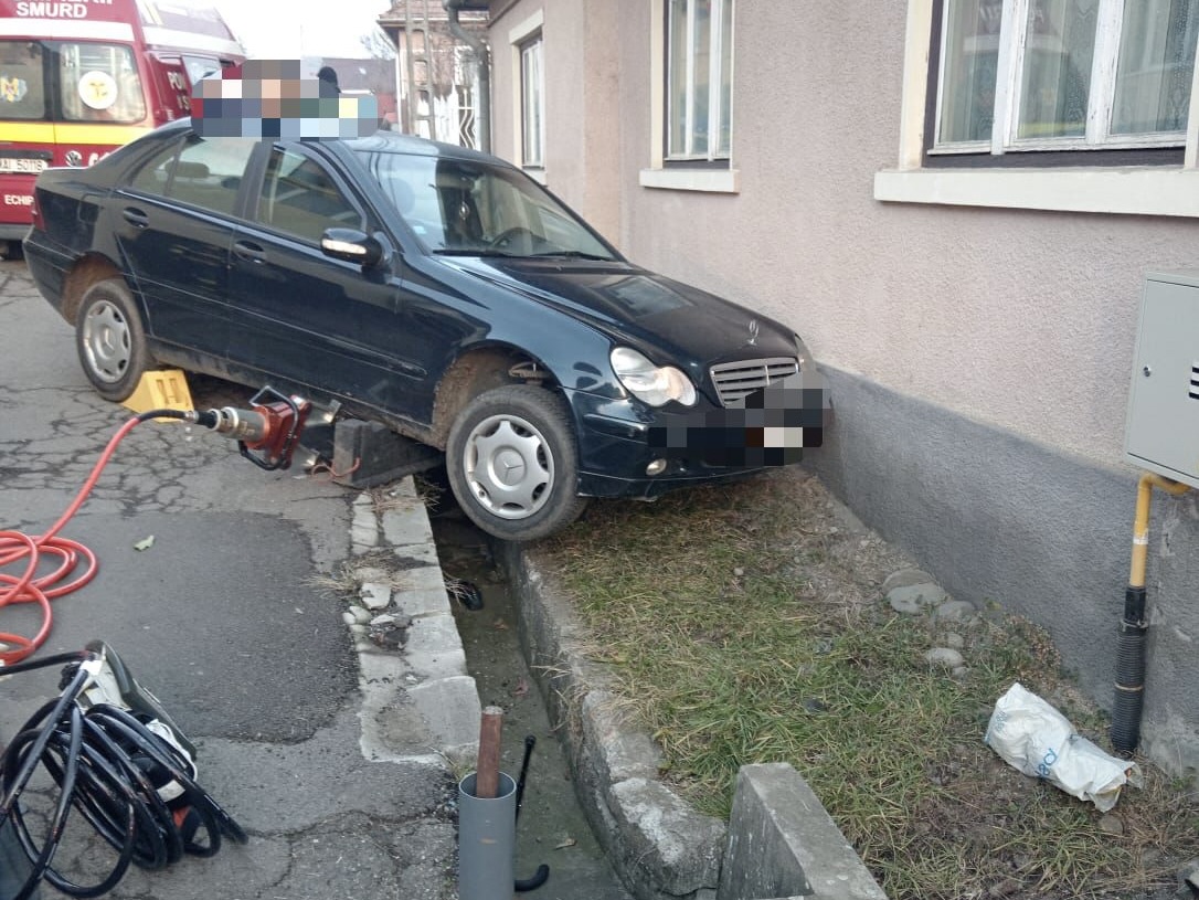 A tűzoltóknak és mentősöknek a gépkocsi alól kellett kiszabadítaniuk egy nőt |Fotó: Maros Megyei Katasztrófavédelmi Felügyelőség