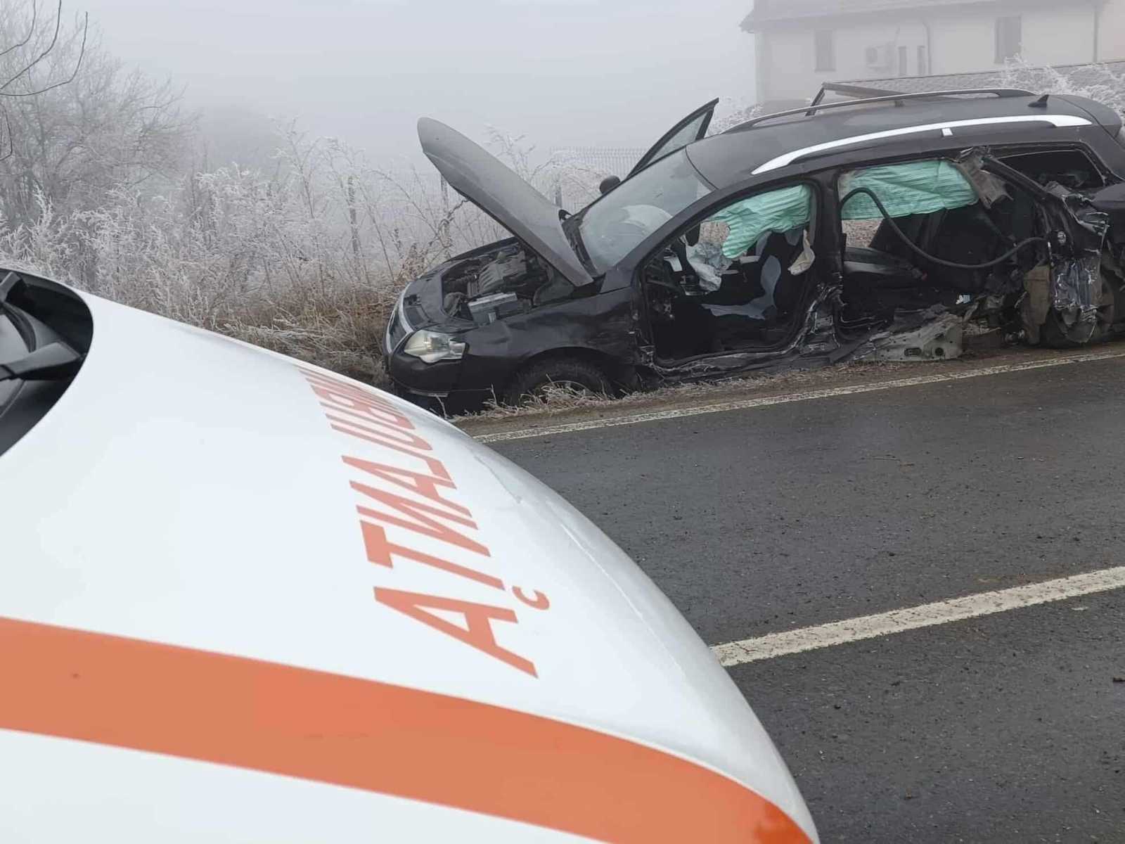 Frontálisan ütközött két autó. | Fotó forrása: Info Trafic 24/Facebook