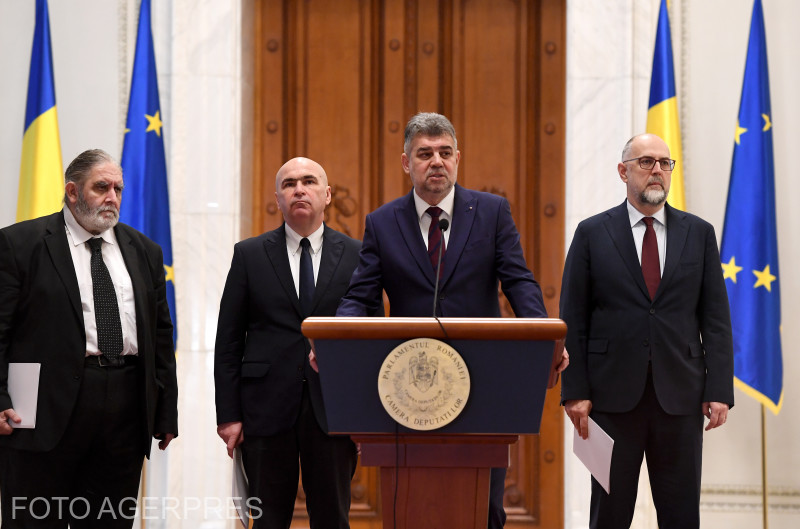 Korábbi felvétel: Marcel Ciolacu, a PSD elnöke (elöl), Varujan Pambuccian (balra), Ilie Bolojan (tőle jobbra) és Kelemen Hunor (jobbra), az RMDSZ elnöke sajtótájékoztatót tart a PSD-PNL-RMDSZ és a nemzeti kisebbségek parlamenti csoportja közötti politikai megállapodás aláírásának végén a Parlamenti Palotában. | Fotó: Agerpres