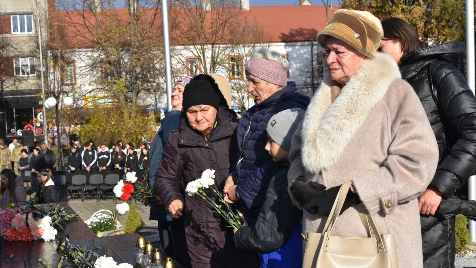 Gyászoló hozzátartozók az orosz agresszió áldozatai tiszteletére emelt beregszászi emlékműnél 2024. november 19-én l Fotó: Kárpáti Igaz Szó