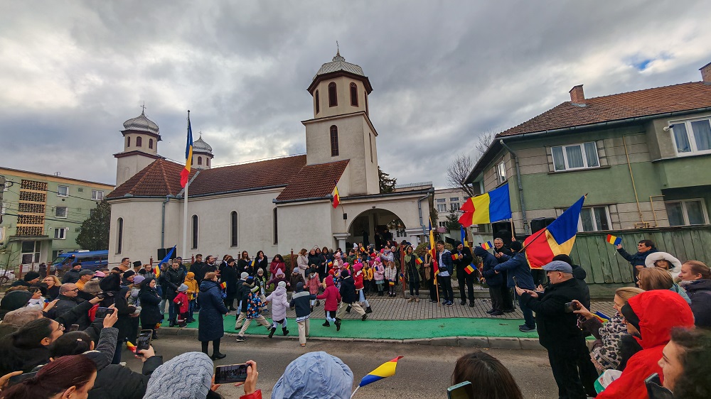 Gyerekek tánca a templom előtt | A szerző fotója