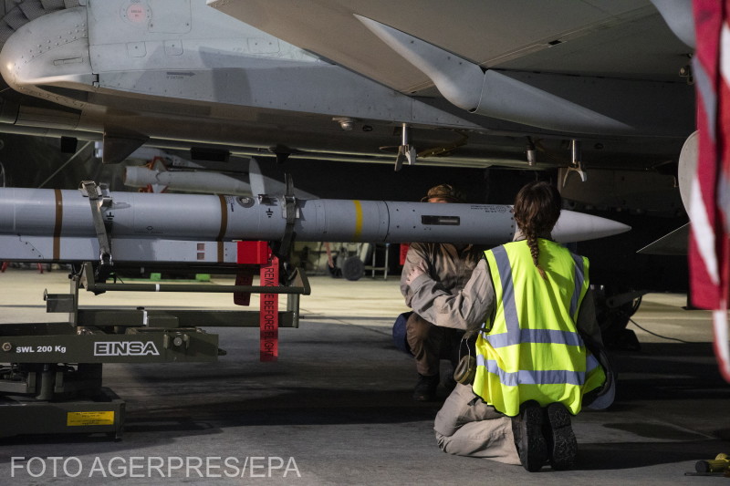 A Brit Királyi Légierő fegyvertechnikusai a RAF Typhoon FRG4 repülőgépet készítik elő a felszállásra |Fotó: Agerpres