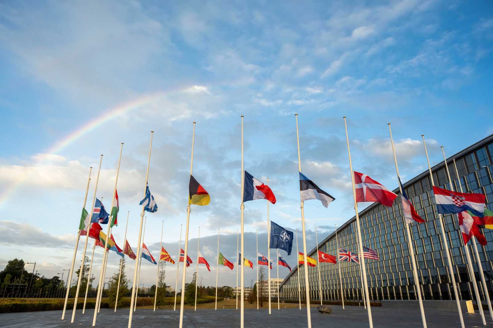 Zászlók a NATO brüsszeli székháza előtt Fotó: a NATO Facebook oldala 
