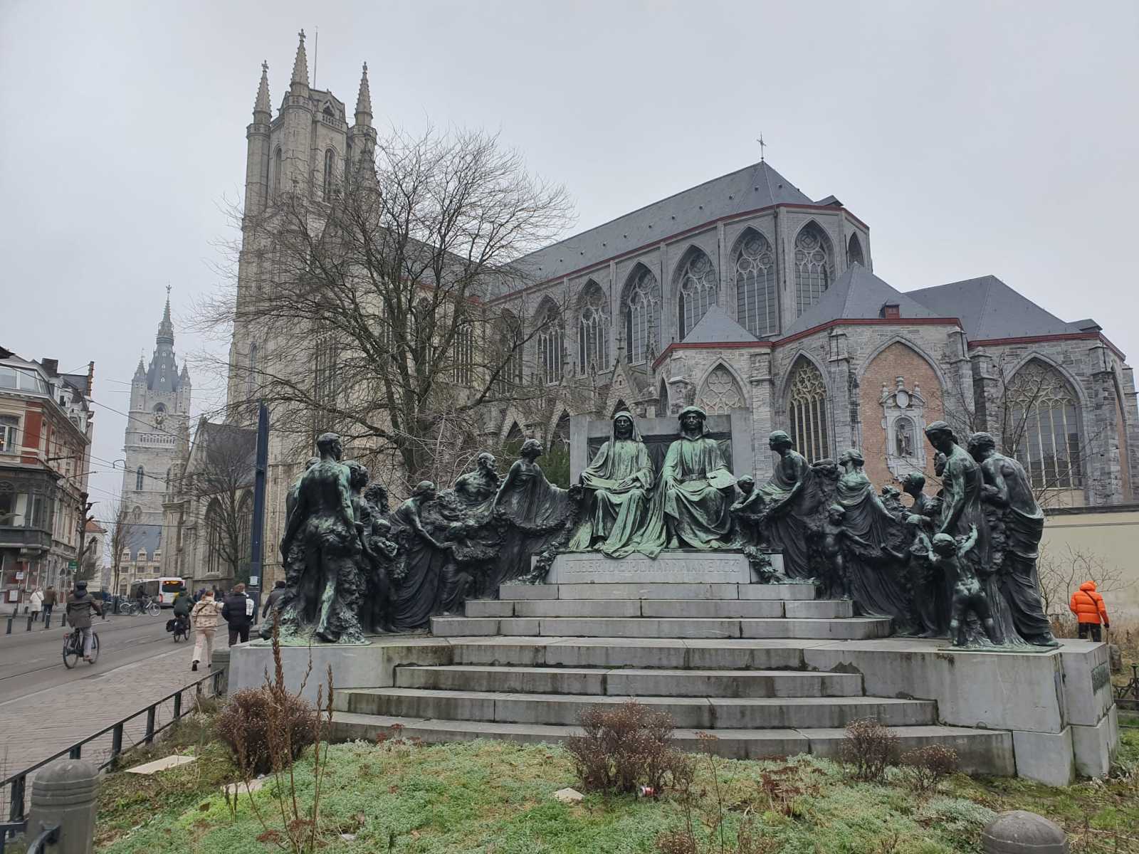 Hubertus és Jan van Eyck szobra, háttérben a genti Szent Bávó katedrális | A szerző felvétele