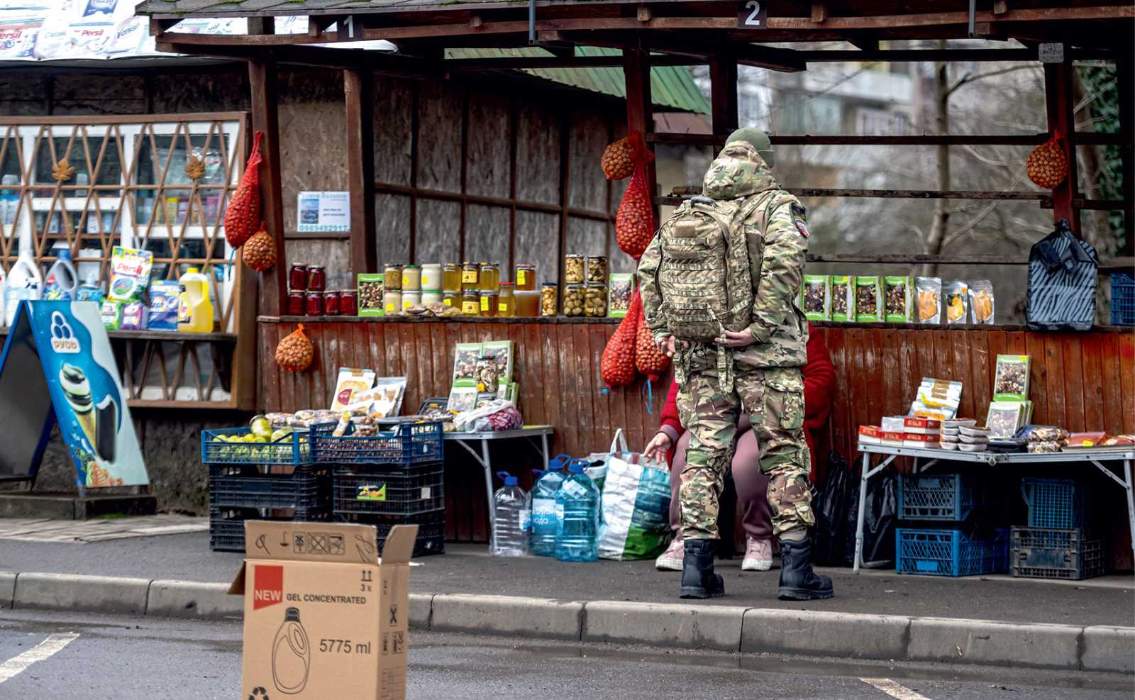 A riport nyitóképe: „Eltávon levő katona a piacon” l Fotó: HVG/Fazekas István