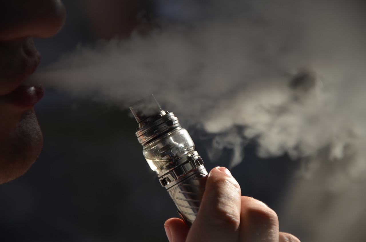 megszavazza a képviselőház a kiskorúak elektromos cigarettákkal való kiszolgálását tiltó törvénytervezetet