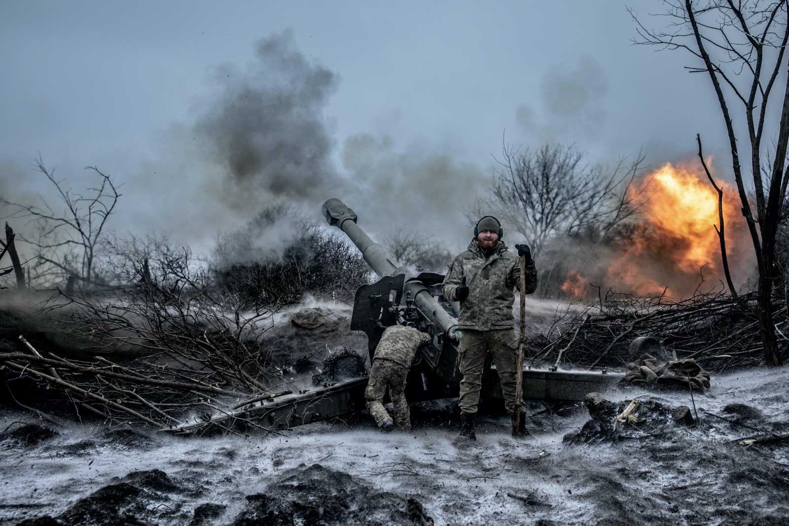 Vörös Szabolcs (Válasz Online) a Képriport kategória második helyezettje A pokol kapuja – Donbasz-apokalipszis című sorozatával. A kiválasztott képen: Az Ukrán Fegyveres Erők 59. gépesített dandárjának katonái egy szovjet gyártmányú D-20-as tarackkal tüzelnek az orosz megszállás alatt lévő Donyeck várostól 25 kilométerre.