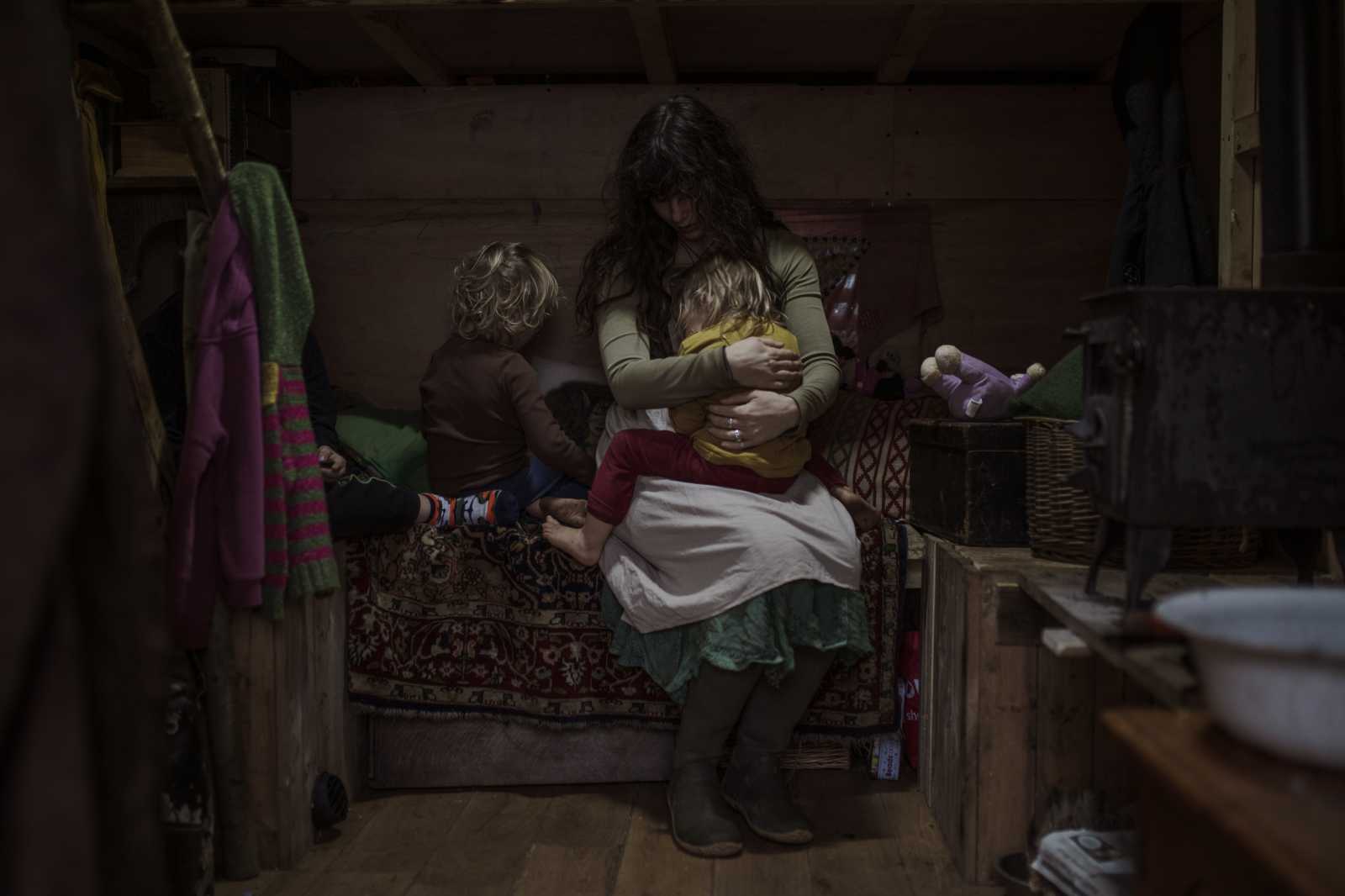 Halasi Eszter (szabadfoglalkozású) Az utolsó utazók című sorozatával a Társadalomábrázolás, dokumentarista fotográfia kategória másodikja. A kiválasztott kép címe: Athéna gyermekeivel.
