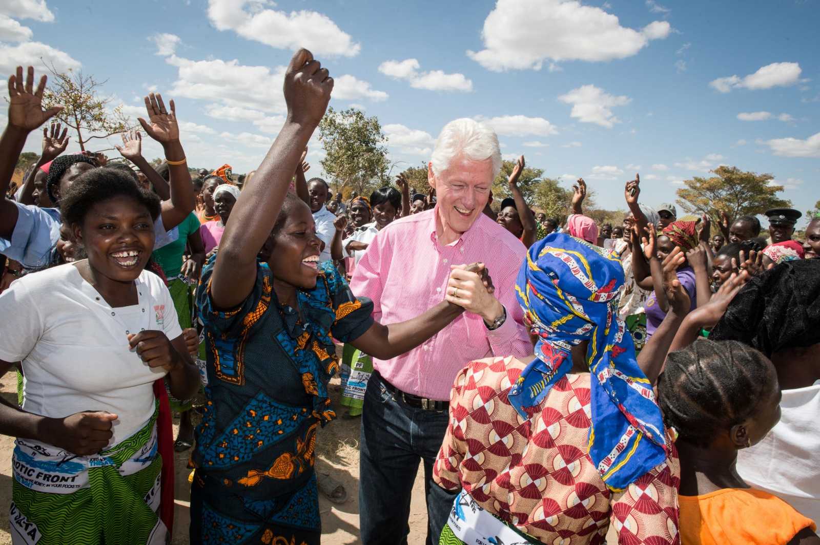 Clinton a lányokra utalva úgy fogalmazott, „fiatalon szereti őket” Fotó: Bill Cinton Facebook oldala