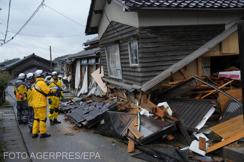 Túlélők után kutatnak az összedőlt épületek alatt Wajima városban | Fotók: Agerpres