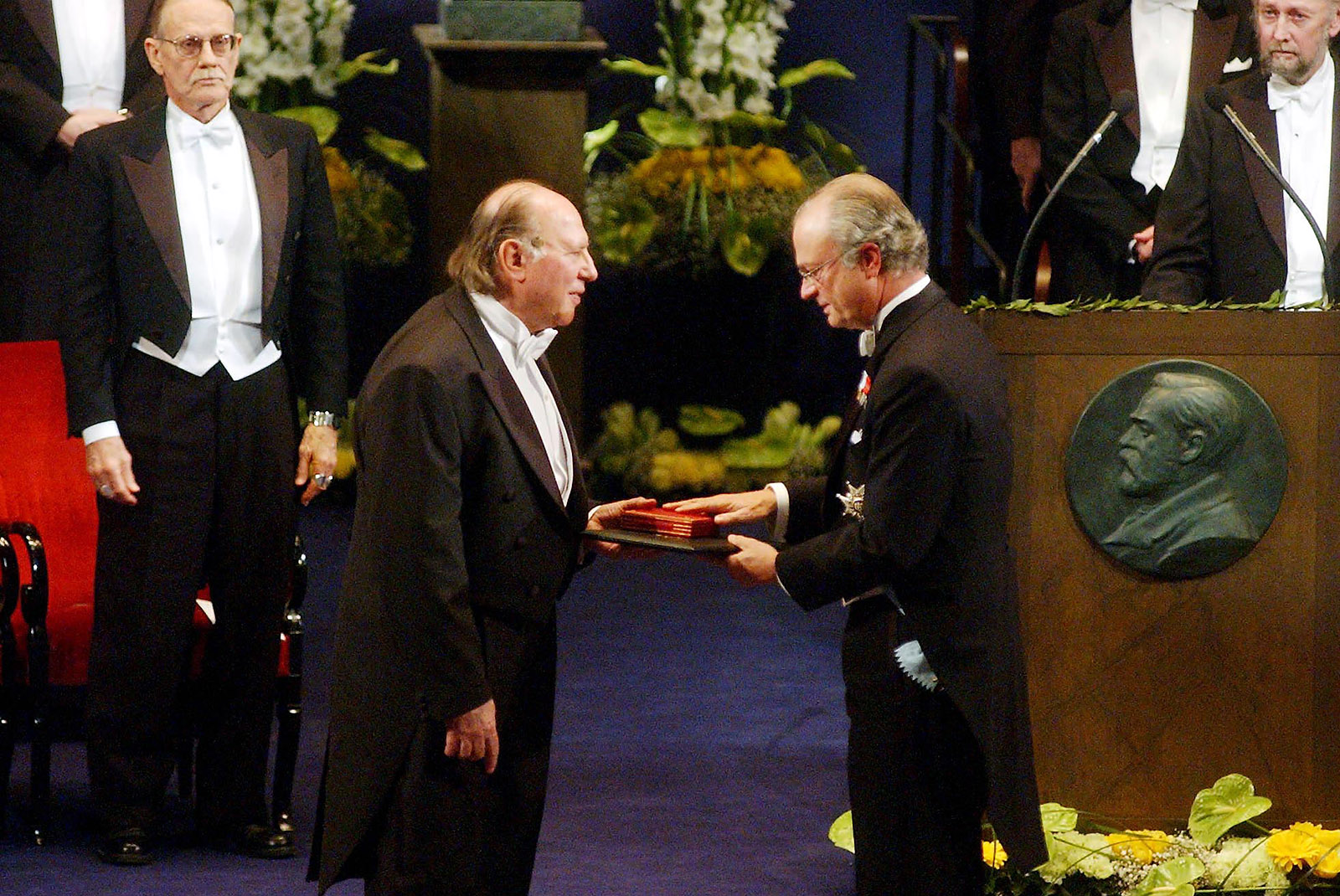 Kertész Imre átveszi az irodalmi Nobel-díjat XVI. Károly Gusztáv svéd királytól 2002. december 10-én l Fotó: MTI/Koszticsák Szilárd