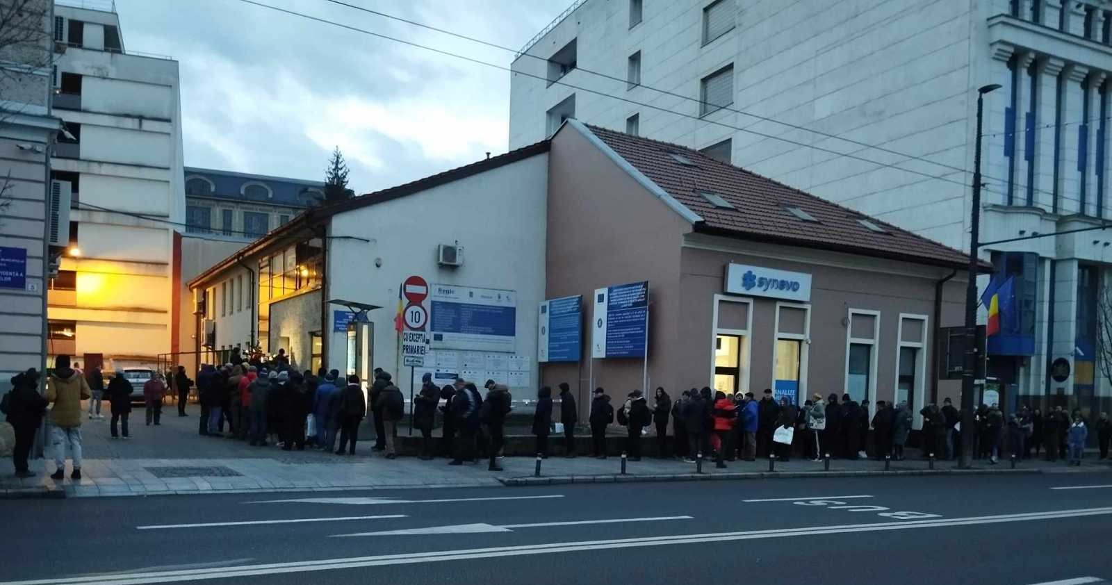 Sor a kolozsvári polgármesteri hivatal előtt január 3-án | A szerző felvétele