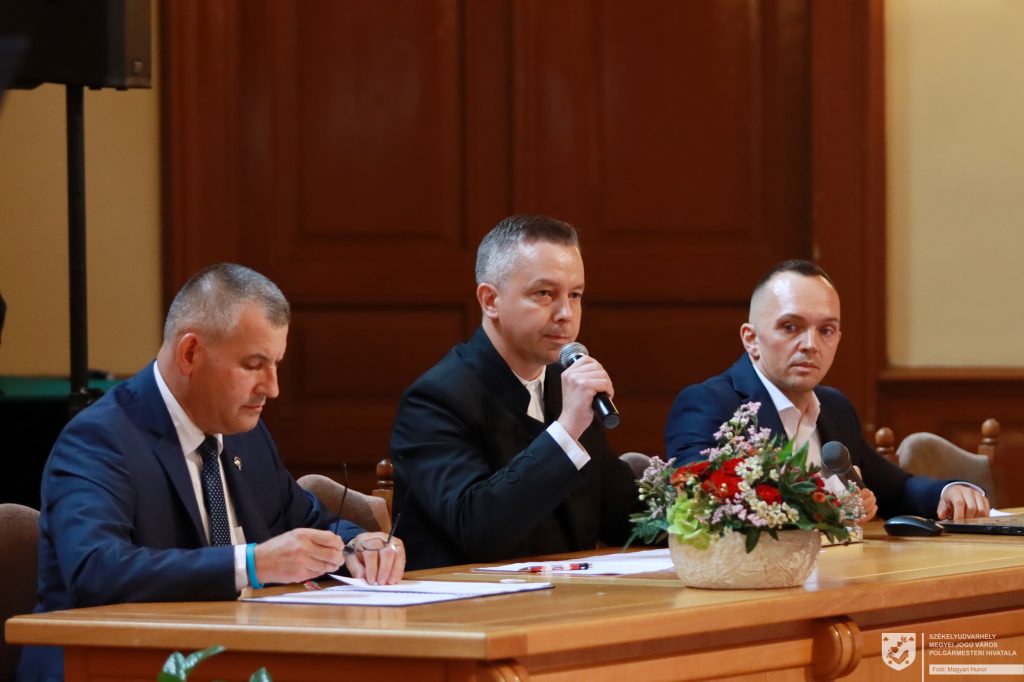 Gálfi Árpád polgármester, Ölvedi Zsolt alpolgármester és Venczel Attila főjegyző | Fotók: udvarhely.ro