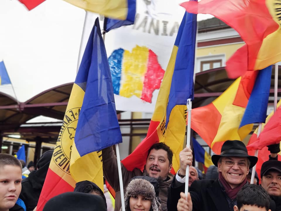 AUR-megmozdulás Nagy-Románia zászlóval Fotó: Claudiu Tarziu Facebook oldala