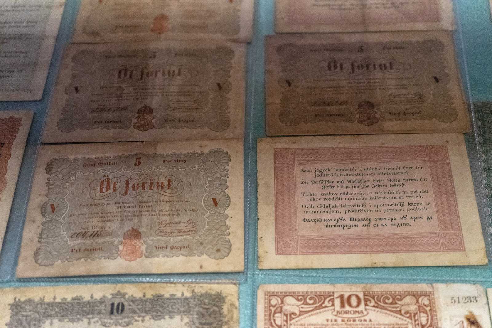 A gyűjtő szerint Kossuth idejében volt igazi demokrácia: úgy a címlet, mint a hamisítással járó következmények leírása öt nyelven volt feltüntetve a bankjegyeken | Fotó: A szerző felvétele