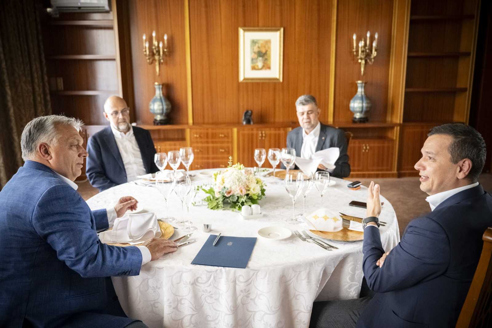Orbán Viktor, Kelemen Hunor, Marcel Ciolacu és Sorin Grindeanu egy tavalyi, informális megbeszélésen Fotó: Miniszterelnöki sajtóiroda 