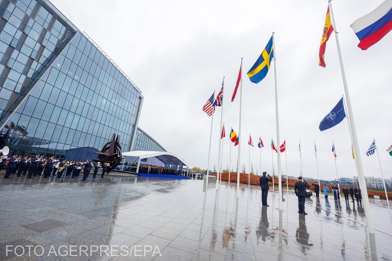 A NATO brüsszeli székháza, előtte már felvonták a svéd lobogót is | Fotó: Agerpres/EPA