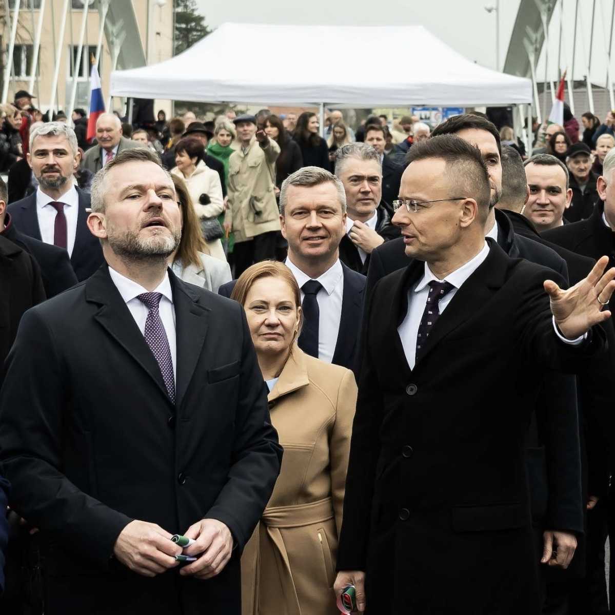 Peter Pellegrini (balra), Forró Krisztián (középen) és Szijjártó Péter (jobbra) a Drégelypalánk és Ipolyhídvég közti Ipoly-híd átadásán március 11-én l Fotó forrása: Facebook