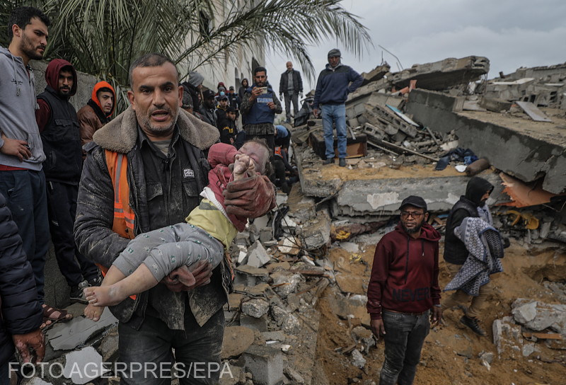 A lerombolt családi ház romjai alól palesztinok kiemelték egy gyermek holttestét a Gázai övezet déli részén fekvő Deir Al Balah városra mért izraeli légicsapást követően március elején l Fotók: Agerpres