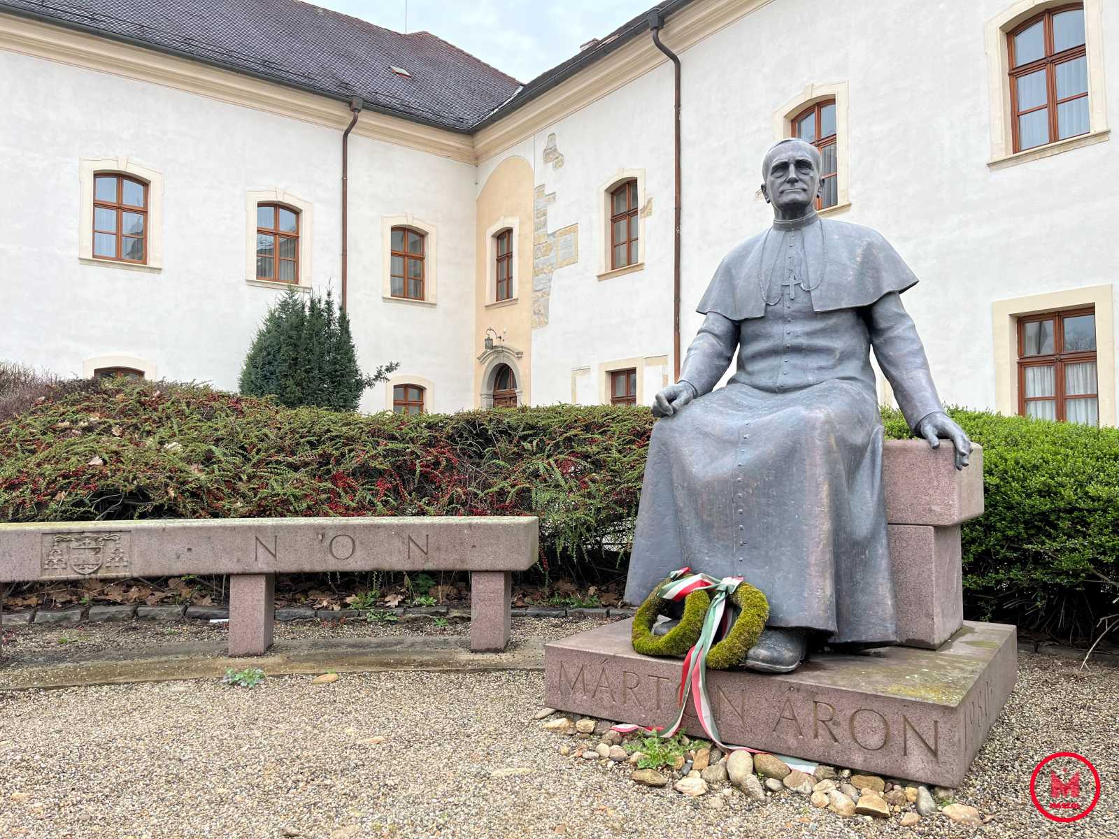 Márton Áron szobra a Gyulafehérvári Főegyházmegyei Hivatal udvarán | Fotó: Ferencz Hunor