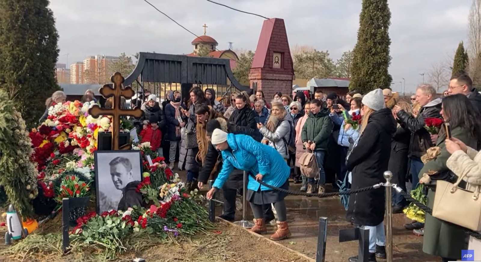 Navalnij sírja, ahol vasárnap, a szavazás utolsó napján tömegek rótták le tiszteletüket | Fotó forrása: képernyőmentés