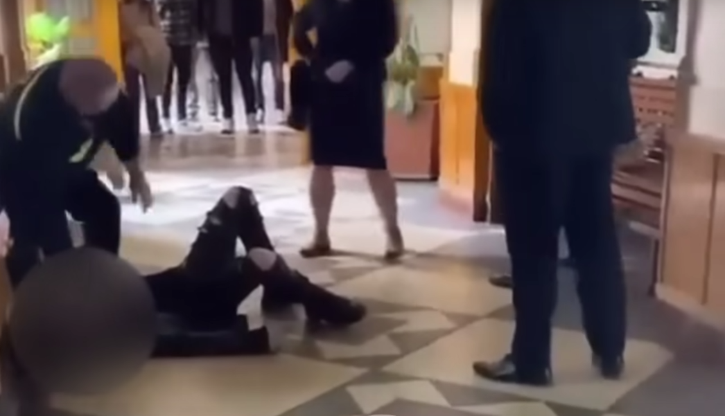Az iskola őre teperte le a földre az osztályfőnökére támadó nyolcadikost | Fotó forrása: képernyőmentés/Punctul.ro