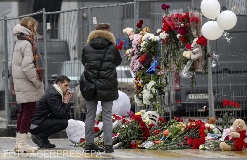 Virágokkal emlékeznek a moszkvaiak az áldozatokra | Fotó: Agerpres