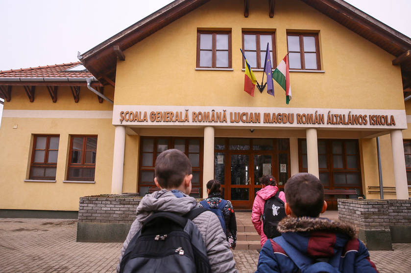 A battonyai román iskola, ahol a piros-sárga-kék trikolór is természetes l Fotó:  battonyai-romanok.hu